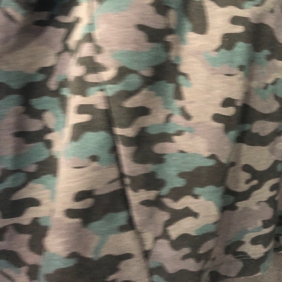 Fabletics Hadley Hi Low Camo Crop Hoodle - Picture 5 of 7